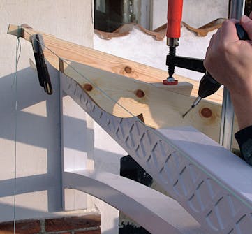 Paarteet asennetaan, kun sahatut kolmiot sopivat paikoilleen. Lasikatto terassille: Paarteet asennetaan, kun sahatut kolmiot sopivat paikoilleen